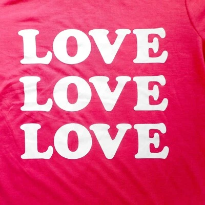 Camiseta nova com etiquetas Bobbie Brooks Love tamanho pequeno soletrada rosa branca macia pijama top - Imagem 1 de 4