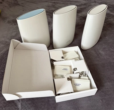 Netgear Orbi RBK53v2 - Hochleistungsfähiges AC3000-Tri-Band-WLAN-System - Bild 1 von 3