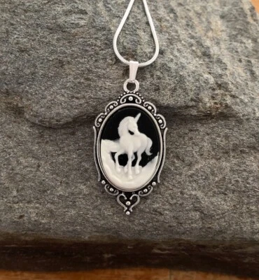 Collar colgante unicornio, camafeo blanco/negro, cadena de plata de ley Foto 1 de 2