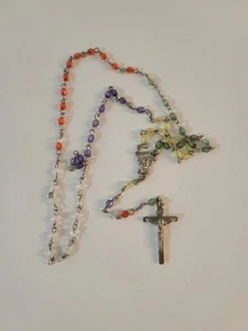 Rosario con cuentas de plástico multicolor tono plateado cruz María encanto - Imagen 1 de 4