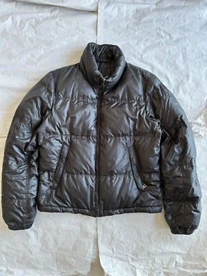 普拉达黑色短尼龙羽绒夹克尺寸 46 IT — 第 1/4 张图片