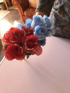 ramos de flores de plástico azul y rojo usados - Imagen 1 de 2