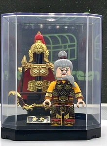 IMPORTAZIONE PERSONALIZZATA Brick Man LEGO 3 KINGDOMS WARRIOR #4 Deluxe MiniFig con vetrina - Foto 1 di 16