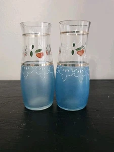 Juego de 2 jarrones vintage con vidrio azul y hermoso diseño floral - Imagen 1 de 8