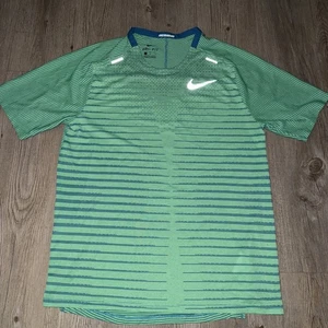 Camiseta Nike para Correr Para Hombre Mediana Dri Fit Manga Corta Swoosh Verde Azul Rayas - Imagen 1 de 7