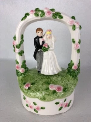 Caja de música de cerámica para adorno de pastel de boda de novia y novio se mueve y juega historia de amor Foto 1 de 4