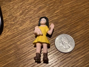 NIÑA SIN MARCA DE 2 PULGADAS EN VESTIDO AMARILLO CON MUÑECA FIGURA DE METAL - Imagen 1 de 3
