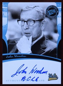 2007 PRESS PASS LEGENDS JOHN WOODEN AUTOGRAPH CARD (INSCRIBED WITH UCLA) - RARE!