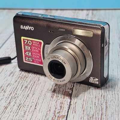 Sanyo VPC-T700 Digital Camera  7 MP  w/ Battery - No Charger - Image 1 of 4
