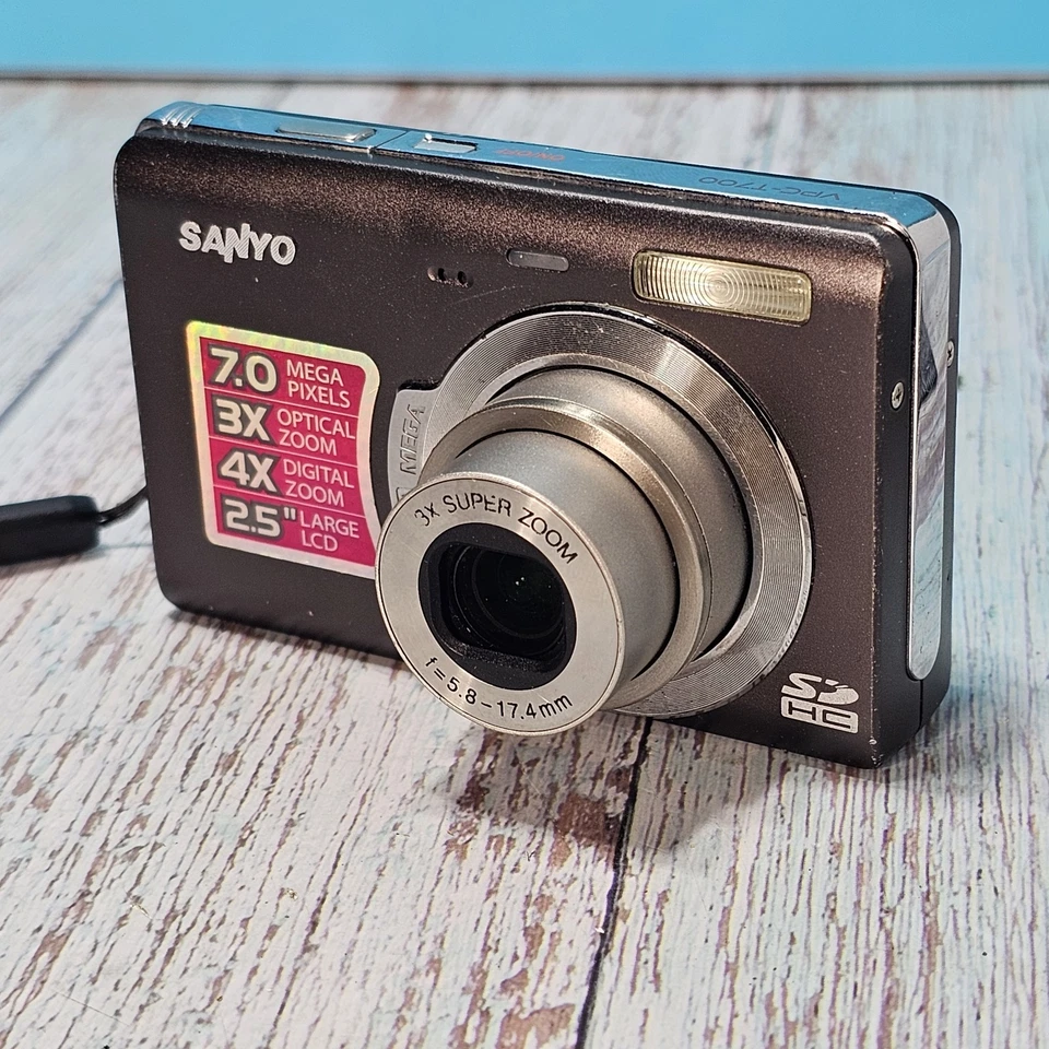 Sanyo VPC-T700 Digital Camera  7 MP  w/ Battery - No Charger - Image 1 of 4