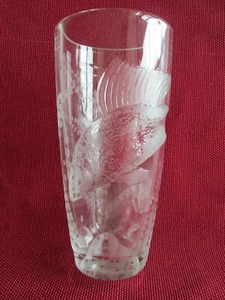 JARRÓN DE CRISTAL de colección bohemio de mediados de siglo moderno grabado corte pez mar diseño - Imagen 1 de 12
