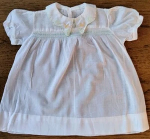 Vestido batista infantil vintage blanco bordado cuello de pato recortado y ajustado - Imagen 1 de 12
