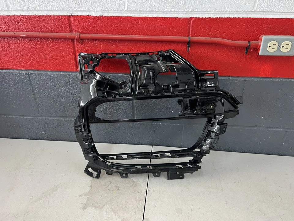 2017- 2021 PORSCHE PANAMERA FRONT RIGHT GRILLE BRACKET OEM - Image 1 of 4