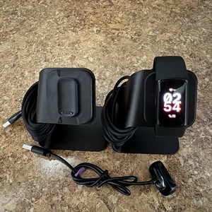 Fitbit Charge 5 Aktivitätstracker mit 2 Ladeständern getestet & funktionsfähig - Bild 1 von 4