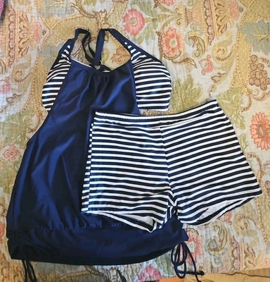 Traje de baño Tankini pequeño a rayas azul marino y blanco Foto 1 de 4
