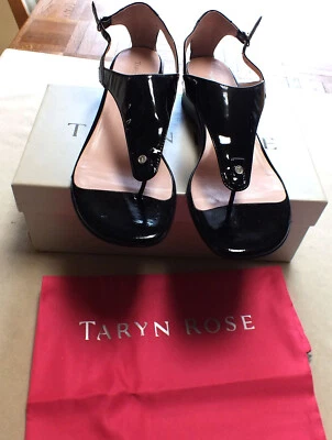 Taryn Rose Kat Patent Low-Wedge Thong Black Sandals $219 in Box Sz. 9M Foto 1 de 4