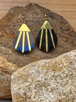 Pendientes colgantes con incrustaciones de latón y cuerno hechos artesanalmente India Foto 1 de 4