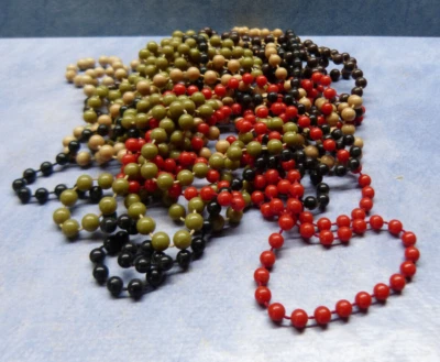 27247. Hübsche Ketten  Perlenkette rot braun  beige grün   Plastik  6 Stück - Bild 1 von 2