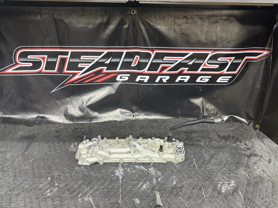 Placa de cobertura Upper Engine Block Valley 07L103704 fabricante de equipamento original Audi R8 LMS GT4 2018 - Imagem 1 de 2