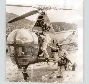 Admiral ARLEIGH BURKE besteigt HUBSCHRAUBER Kaesong KOREA 1951 Pressefoto - Bild 1 von 2