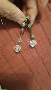 Pendientes colgantes vintage en tono dorado con cuentas de cristal austriaco aurora boreal - Imagen 1 de 3