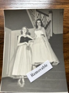 Foto vintage en blanco y negro de dos damas jóvenes listas para el baile formal en sus vestidos largos - Imagen 1 de 7