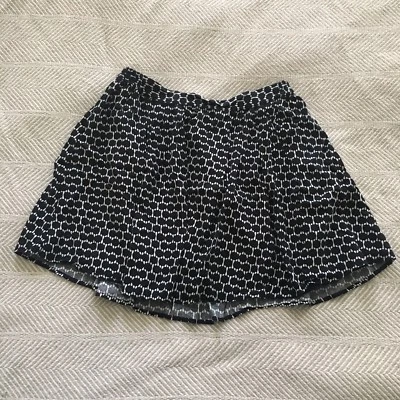 Falda corta Banana Republic talla 2 blanca y negra línea A forrada círculos lunares Foto 1 de 4