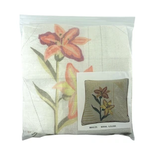 Kit de almohada punta de aguja FW Crafts Royal Lilies RK 4125 14" X 14" - Imagen 1 de 6