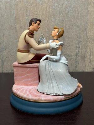 Disney Markrita Cenicienta y Príncipe Encantadora Estatuilla Secreta Joyero y Prendedor Foto 1 de 4