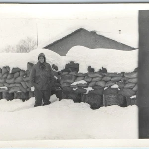 Foto real de Corea de la década de 1950 instantánea hombre invierno nieve bolsas de arena cuartel de pared de colección C16 - Imagen 1 de 3