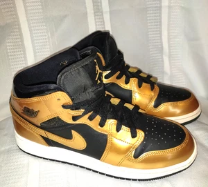 Nike Air Jordan Zapatos 1 Mid SE GS Niños Talla 6.5Y Negro Metálico Dorado DR6967-071 - Imagen 1 de 11