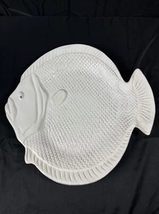 Plato de pescado de cerámica blanca playa decoración costera esmaltado American Atelier 14” - Imagen 1 de 11