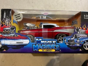 *LESEN*Muscle Machines 1:24 '57 Chevy - rot. Echt Stahlgeflecht Kraftstoffleitungen - Bild 1 von 4