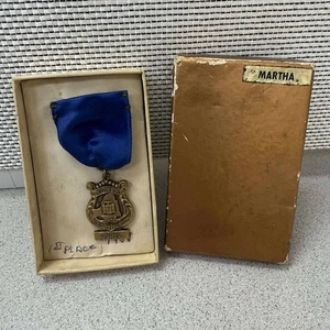 Vintage NYSSMA Solo Medal - 1950 BLU Ribbon Music Award, New York State School - Foto 1 di 5