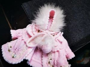 Kleines Strickjäckchen in rosa mit Gestickten Rosenblüten - Bild 1 von 4