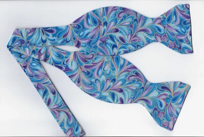 Pajarita Peacock Swirl, divertidos azules y morados con oro metálico, pajarita autoatada Foto 1 de 4