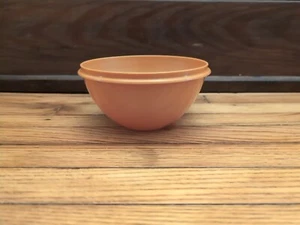 Ciotola Tupperware vintage arancione 235-22 sigillo raccolta oro senza coperchio larghezza 7"  - Foto 1 di 4