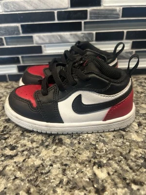 Zapatos para niños pequeños Nike Air Jordan 1 Low ALT 'Bred Toe 2.0' DR9747 161 - Talla 7C Foto 1 de 4