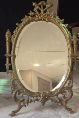 ESPEJO DE MESA FRANCÉS SIGLO XIX ANTORCHAS ILUMINADAS A CADA LADO PEZUÑA PIES Y FLORES Foto 1 de 4