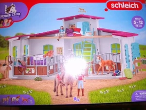 Schleich Horse Club 42567 Reiterhof NEU Unbespielt - Bild 1 von 4