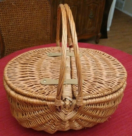 Woven Wicker Picnic Basket  - Traditional Country Basket Cover