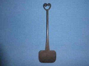 RARE SMALL 19th C OLD EARLY HAND FORGED WROUGHT IRON FOLK ART HEART FORM SCRAPER - Picture 1 of 11