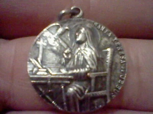 TERESA JESUS MEDALLA 2 CMS BONITA PATINA SANTA EN ESCRITORIO PALOMA - Imagen 1 de 3