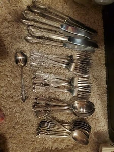 42 Pc Set Vintage Wm Rogers Victorian Rose Silverplate Silverware Flatware Set - Picture 1 of 4