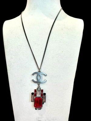 Colar pingente de vidro e cristal Gripoix vermelho Chanel 2005P - Imagem 1 de 4