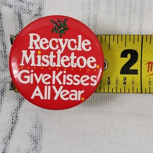 "Reciclar muérdago, dar besos todo el año" - Botón Pinback vintage - Imagen 1 de 2