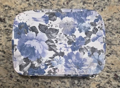 Trish McEvoy Estuche Planificador de Maquillaje con Flores Cremallera Alrededor ¡Con Maquillaje! Brillo de labios Foto 1 de 4