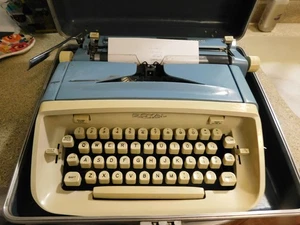 25-807 Vintage Royal Safari Manual Portable Blue & White Typewriter in Case Type - Picture 1 of 7