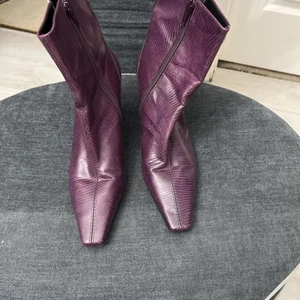Gianni Bini Ankle Boots Womens Size 6 Purple Berry Faux Snakeskin Sie Zip Heels - Picture 1 of 4