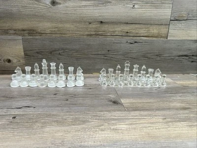 MINI JUEGO DE AJEDREZ VINTAGE DE CRISTAL 32 PIEZAS TRANSPARENTES Y ESMERILADAS 1 3/4" - 3" DE ALTO Foto 1 de 4